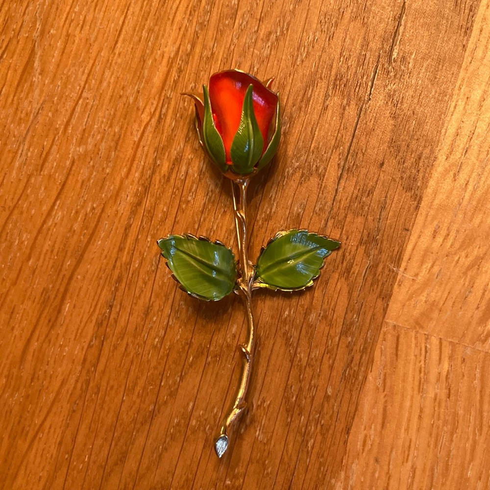 Giovanni 1950s vintage rose enamel gold tone brooch